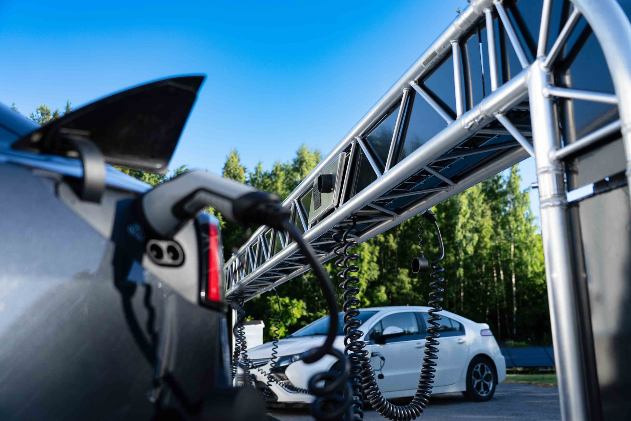 Bilar anslutna till eRail-laddbryggan