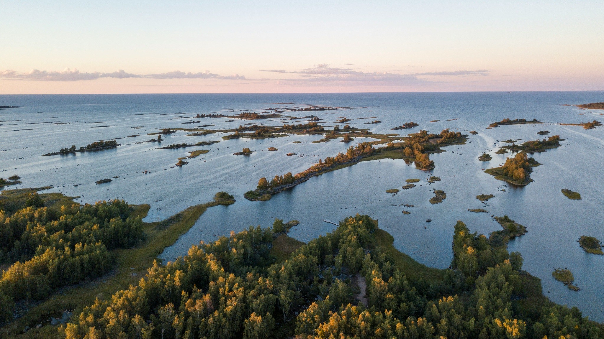 Finländsk skärgård i solnedgången